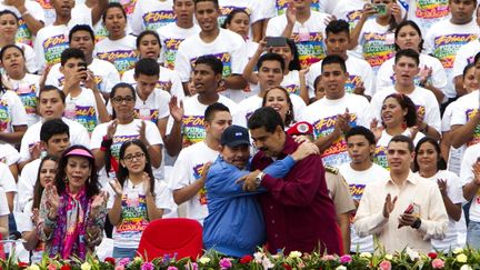 venu en voisin du Venezuela, célébrer la fête nationale du Nicaragua. Les deux hommes ont plus d'un point commun. Alors que le président vénézuélien fait face à une bronca généralisée dans son pays à cause des pénuries systématiques et du délabrement complet de l'économie , il tente de museler l'opposition en multipliant les embûches pour empêcher ses opposants d'obtenir un référendum relatif à sa destitution. Dernier épisode en date, la commission électorale vénézuélienne a validé lundi 1er août 2016 la première phase du processus nécessaire à la tenue de ce référendum révocatoire contre le président.
L'opposition a rassemblé plus des 200.000 signatures requises, soit 1% des électeurs dans les 24 états du pays. Le régime, lui, joue la montre pour empêcher la tenue de ce référendum avant la fin de l'année.

De son côté le chef de l'État nicaraguayen a trouvé un moyen pour le moins original pour faire taire l'opposition. Il vient de destituer de leurs fonctions 16 membres de l’Assemblée nationale (et 12 suppléants), représentants du Parti libéral indépendant (PLI) et de son allié le MRS (sandiniste dissident). Résultat :un parlement entièrement entre les mains de son parti et de ses alliés. C'est le «Tribunal électoral» qui en a décidé ainsi, conseil électoral entièrement composé de proches d'Ortega. Ce dernier a éliminé la limite de deux mandats présidentiels imposée par la Constitution. Désormais rien (ni personne) ne s'oppose  à ce qu'il puisse être élu président à vie...  
Deux présidents en pleine dérive totalitaire après avoir porté les espoirs d'un certain marxisme en Amérique centrale et du sud, en succédant à des régimes dictatoriaux ou militaires.

	  (ALFREDO ZUNIGA / AFP)