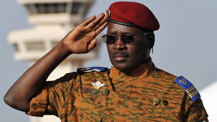 Le lieutenant-colonel Isaac Zida, nouvel homme fort du Burkina Faso, le 21 novembre 2014, &agrave; l'a&eacute;roport de Ouagadougou. (SIA KAMBOU / AFP)