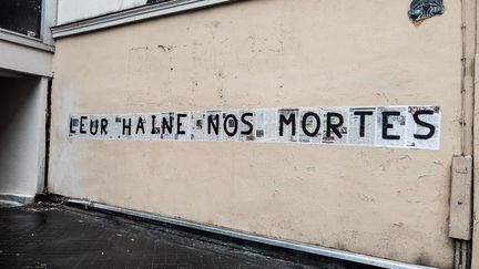 Un collage dénonçant les féminicides, à Paris, le 16 février 2022. (XOSE BOUZAS / HANS LUCAS / AFP)