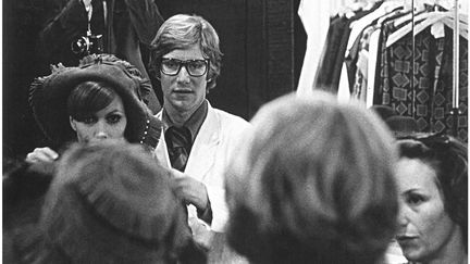 Danielle Luquet de Saint Germain et Yves Saint Laurent , séance d’essayage, collection automnehiver 1968-1969
 ( Fondation Pierre Bergé-Yves Saint Laurent D.R.)