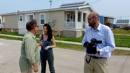 Marie Drucker et Grégoire Deniau discutent avec Thom Pepper, directeur de l’association Common Ground relief qui aide au relogement des habitants et à la reconstruction de la ville.

L’association critique les aides financières que Brad Pitt offre à la ville pour reconstruire le quartier. 

«Ces maisons d’architectes ne sont adaptées ni aux habitants ni aux risques d’ouragans» , précise le directeur. (Stéphane Dubun)