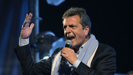 Sergio Massa, ministre de l'Economie argentin et candidat à la présidentielle, s'adresse à ses militants après le premier tour de l'élection, le 22 octobre 2023, à Buenos Aires. (JUAN MABROMATA / AFP)