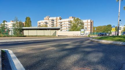 Le carrefour où a eu la collision entre une voiture de police et un adolescent de 16 ans sur son deux-roues, à Elancourt (Yvelines), photographié le 7 septembre 2023. (ELISABETH GARDET / LE PARISIEN / MAXPPP)