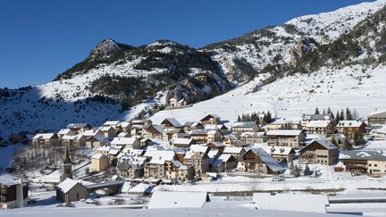 La ville de Cervi&egrave;res (Hautes-Alpes), &agrave; proximit&eacute; de laquelle deux randonneurs en raquettes ont disparu dimanche 15 f&eacute;vrier 2015. (JEAN-LUC ARMAND / PHOTONONSTOP / AFP)