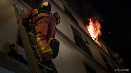 Un pompier en intervention lors d'un incendie, à Saint-Denis (Seine-Saint-Denis), le 25 décembre 2018. (KARIM PLY / BSPP)