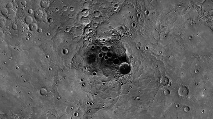 La surface du pôle nord de Mercure, capturé par la Nasa, en novembre 2012.&nbsp; (AFP PHOTO / NASA / JOHNS HOPKINS UNIVERSITY APPLIED PHYSICS LABORATORY / CARNEGIE INSTITUTION OF WASHINGTON)