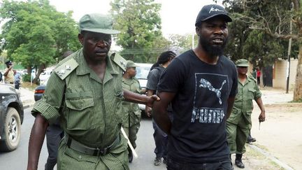 Le chanteur Chama Fumba, plus connu sous le nom de Pilato, arrêté par la police lors d'une manifestation devant le Parlement zambien à Lusaka, le 29 septembre 2017. (DAWOOD SALIM / AFP)