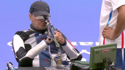 Le tireur français Tanguy de la Forest lors de la finale du tir sportif à 10 m (R4), lors des Jeux paralympiques, le 30 août 2024 à Châteauroux. (FRANCEINFO: SPORT)