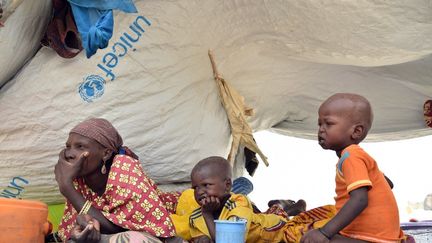 Une famille réfugiée dans le village de Kidjendi (Niger), le 19 juin 2016, après des attaques de Boko Haram. (ISSOUF SANOGO / AFP)