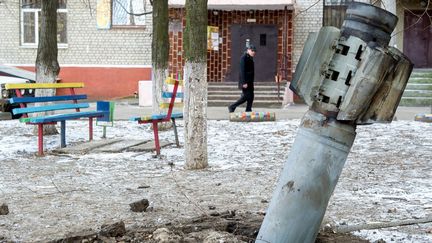 Une roquette plant&eacute;e dans la terre en plein coeur de Kramatorsk (Ukraine), le 11 f&eacute;vrier 2015. (VOLODYMYR SHUVAYEV / AFP)