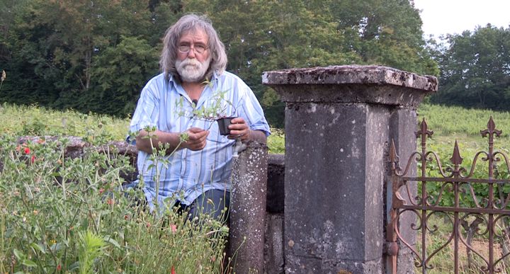 Jean-Marc Parra, spécialiste des plantes aromatiques. Sa pépinière, Ah ! La ferme des saveurs, est installée en Gironde. (ISABELLE MORAND / RADIO FRANCE / FRANCE INFO)