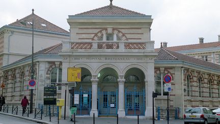 L'entrée de l'hôpital Bretonneau, dans le 18e arrondissement de Paris. (M. DE MARTIGNAC / MAXPPP)