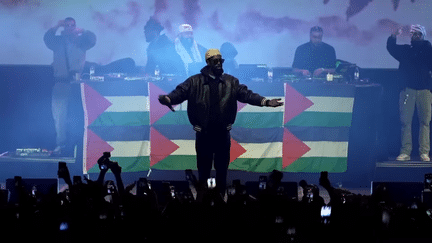 Le rappeur Alpha Wann, discret ces dernières années, s'est produit sur scène à l'occasion du concert "Solidarité Palestine" le 22 mai 2024 au Zénith de Paris. (CAPTURE D'ECRAN YOUTUBE / COLOMBIEN)