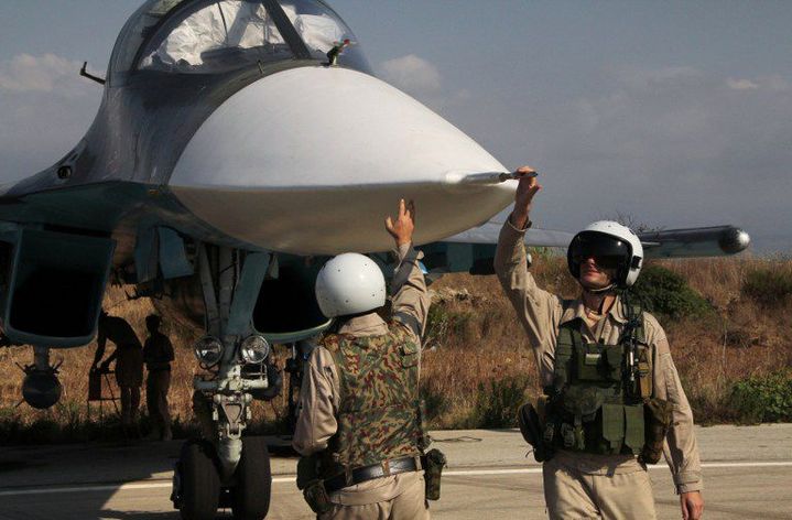 Des pilotes russes et leur avion SU-34 sur la base aérienne Hmeimim dans le nord-ouest de la Syrie. (AFP/ Dimitri Vinogradov / Ria Novosti)