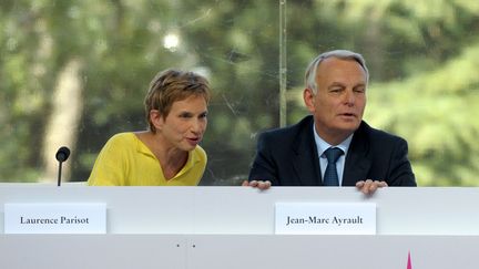 La pr&eacute;sidente du Medef et le Premier ministre,&nbsp;le 29 ao&ucirc;t 2012. (ERIC PIERMONT / AFP)