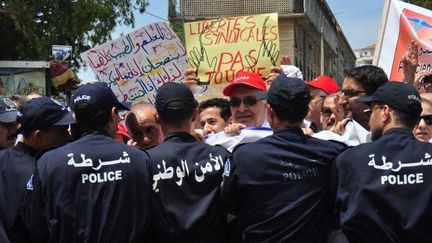 Le 3 juin 2015, des personnels de santé manifestent à Alger pour réclamer une hausse des salaires. (AHMED KAMAL / Citizenside)