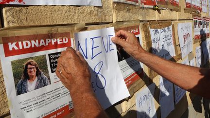 Des proches des otages israéliens enlevés par le Hamas manifestent devant une base militaire israélienne à Tel-Aviv, le 14 octobre 2023. (GIL COHEN-MAGEN / AFP)