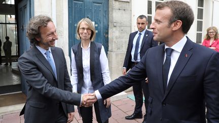 Emmanuel Macron et Stéphane Bern, le 14 juin 2018 à Rochefort (Charente-Maritime). (LUDOVIC MARIN / AFP)