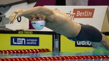 Le Fran&ccedil;ais J&eacute;r&eacute;my Stravius lors de sa demi-finale du 50 m dos, jeudi 21 ao&ucirc;t 2014, aux championnats d'Europe de natation &agrave; Berlin (Allemagne). (JOHN MACDOUGALL / AFP)