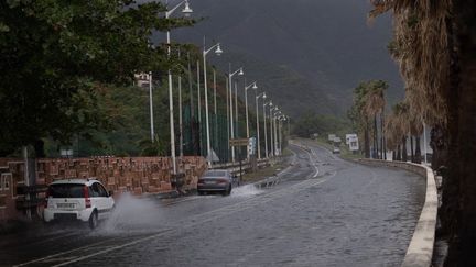 Une route inondée à Basse-Terre (Guadeloupe), le 13 août 2024. (BRIAN NOCANDY / AFP)