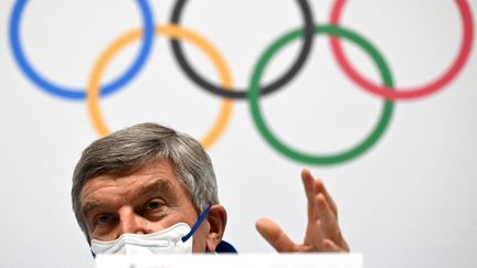 Le président du CIO Thomas Bach lors d'une conférence de presse le 18 février 2022. (GABRIEL BOUYS / AFP)