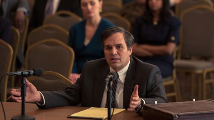 Le film "Dark Waters" raconte l'histoire vraie d'un avocat (incarné par Mark Ruffalo) se battant&nbsp;contre le géant de la chimie DuPont, aux Etats-Unis.&nbsp; (FOCUS FEATURES LLC AND STORYTELLER DISTRIBUTION CO., LLC)