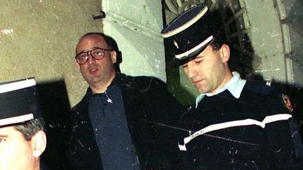 Jean-Claude Romand lors de son transfert de la prison de Bourg-en-Bresse en novembre 1994. (BALFIN JEAN PIERRE / MAXPPP)