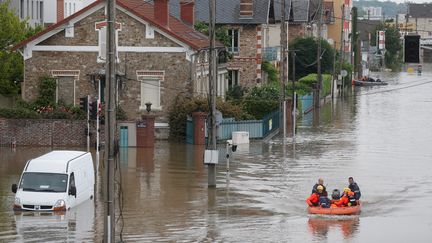 Des sauveteurs de la Sécurité civile évacuent des riverains à&nbsp;Juvisy-sur-Orge (Essonne), le 3 juin 2016.&nbsp; (CHRISTIAN HARTMANN / REUTERS)