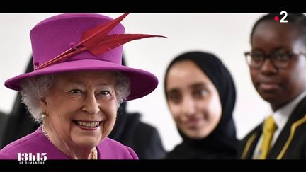 VIDEO. "C'est une garde-robe qui est étudiée, pensée, travaillée" : comment la reine Elizabeth II diffusait des messages à travers ses tenues (CAPTURE ECRAN / 13H15 LE DIMANCHE / FRANCE 2)