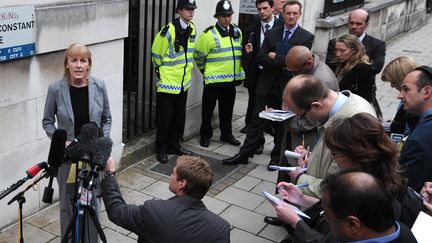 Une responsable de l'enqu&ecirc;te sur la mort de l'espion britannique Gareth Williams donne une conf&eacute;rence de presse &agrave; Londres, le 2 mai 2012. (CARL COURT / AFP)