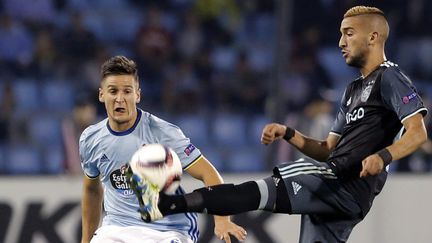 Le joueur de l'Ajax Hakim Ziyech face à Nemanja Radoja (Celta Vigo) (LAVANDEIRA JR / EFE)