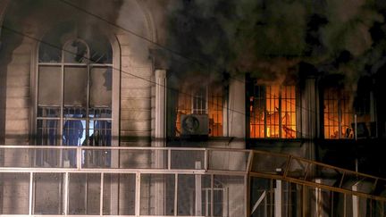 L'ambassade d'Arabie saoudite à Téhéran (Iran) en flammes, le 2 janvier 2016.  (REUTERS)