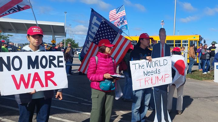 Des supporters du candidat républicain portent une pancarte où il est écrit : "Le monde a besoin de Trump". (FAUSTINE CALMEL / RADIO FRANCE)