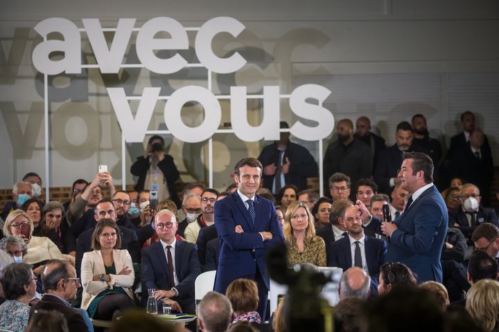 Emmanuel Macron avec le maire de Poissy, Karl Olive, lors d'une rencontre avec des Français, le 7 mars 2022. (MAXPPP)