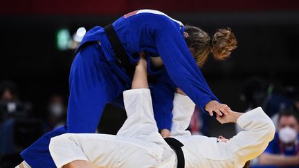 La judoka française Margaux Pinot et l'israélienne Gii Sharir, lors des quarts de finale des Jeux olympiques de Tokyo, le 31 juillet 2021. (FRANCK FIFE / AFP)