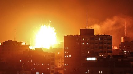 L'armée israélienne a bombardé le bâtiment abritant Al-Aqsa TV, la télévision du Hamas, le 12 novembre 2018 dans la bande de Gaza. (MAHMUD HAMS / AFP)