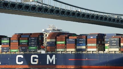 Le CMA-CGM Marco Polo&nbsp;passe sous le pont Verrazzano-Narrows le 20 mai 2021 à New York (États-Unis). (TIMOTHY A. CLARY / AFP)