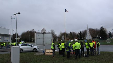 Une trentaine de gilets jaunes sur le rond-point du pied des gouttes à Montbéliard dans le Doubs. (MANON KLEIN / FRANCE-BLEU BELFORT-MONTBÉLIARD)