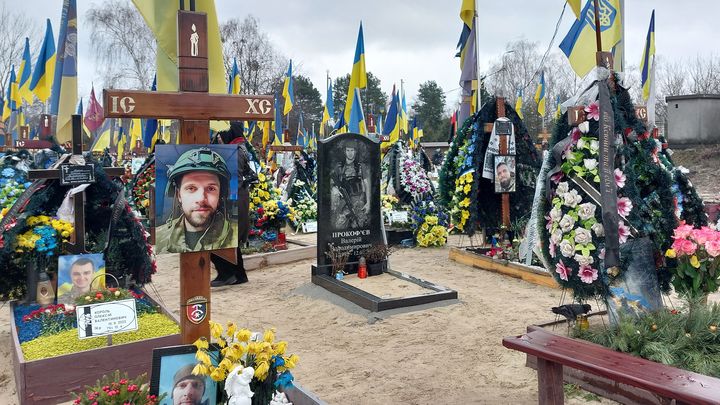 Le carré militaire du cimetière de Lisovo dans l’est de Kiev, en février 2024. (Samuel Aslanoff / FRANCEINFO)