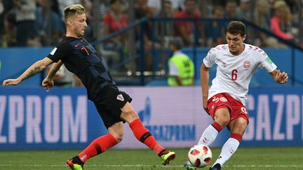 Le Croate Ivan Rakitic à la lutte avec le Danois Andreas Christensen lors du huitième de finale à Nijni Novgorod (Russie), dimanche 1er juillet. (GRIGORIY SOKOLOV / SPUTNIK / AFP)