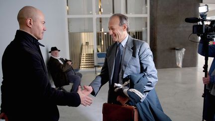 Thierry Gaubert (au centre), ancien collaborateur de Nicolas Sarkozy dans les ann&eacute;es 1990, &agrave; son arriv&eacute;e au tribunal de Nanterre, le 6 f&eacute;vrier 2012.&nbsp; (BERTRAND LANGLOIS / AFP)