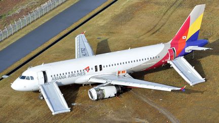 Un Airbus A320 de la compagnie sud-cor&eacute;enne Asiana Airlines sorti de piste lors de son atterrissage &agrave; l'a&eacute;roport de Hiroshima (Japon), le 14 avril 2014. (KYODO / REUTERS)