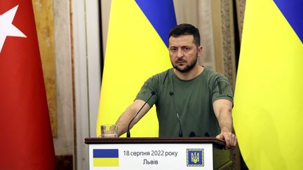 Le président ukrainien, Volodymyr Zelensky, le 18 août 2022 à Lviv (Ukraine).&nbsp; (DIMITAR DILKOFF / AFP)