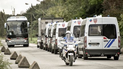 Douze bus et environ 200 CRS ont été mobilisés pour le démantèlement d'un camp et l'évacuation de migrants à Grande-Synthe (Nord), le 19 septembre 2017. (PHILIPPE HUGUEN / AFP)