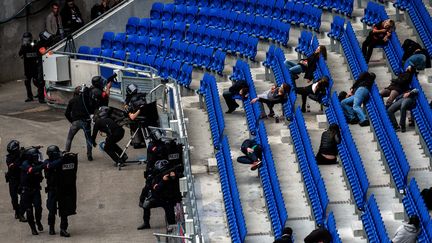 Des policiers et des gendarmes participent à une simulation d'attentat au Groupama Stadium de Lyon, le 9 octobre 2018 à l'occasion du G6. (JEFF PACHOUD / AFP)