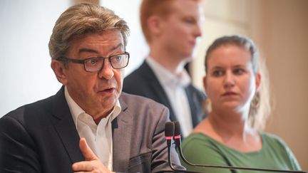 Mathilde Panot aux côtés de Jean-Luc Mélenchon lors d'une conférence de presse à Paris, le 12 septembre 2019. (LIONEL BONAVENTURE / AFP)