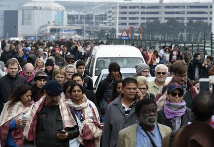 Des centaines de passagers sont évacués de l'aéroport de Zaventem, près de Bruxelles (Belgique), le 22 mars 2016. (JOHN THYS / AFP)