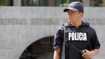 Un officier de police costaricain monte la garde devant le bâtiment du Tribunal électoral suprême, en février 2006, à San Jose. 