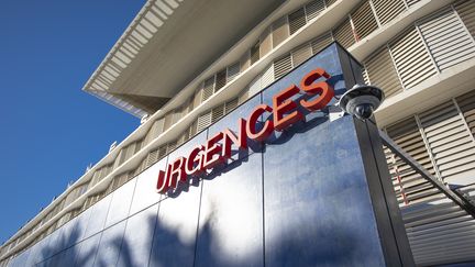 L'entrée du service des urgences de l'hôpital Simone-Veil à Cannes (Alpes-Maritimes), le 16 décembre 2021. (ERIC DERVAUX / HANS LUCAS / AFP)