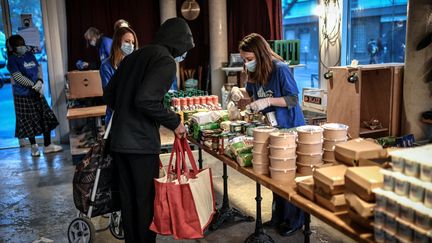 Selon l'ONG Action contre la faim, près de neuf personnes sur dix ne mangent pas à leur faim dans le monde. Photo : une distribution d'aide alimentaire à Paris, le 9 mars 2021. (STEPHANE DE SAKUTIN / AFP)